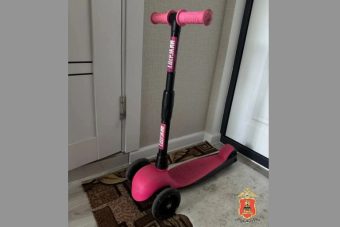 Гостья из Калининграда приехала к сестре в Тверь и и отделала ее самокатом