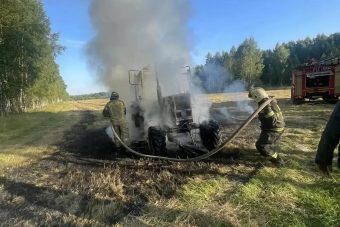 В Тверской области прямо на поле сгорел трактор