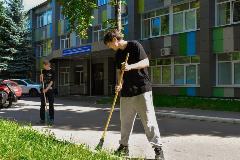 Названо число трудоустроенных на лето подростков в Твери