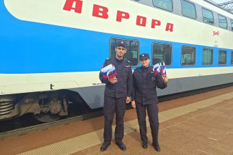 На вокзале Твери пассажиров поздравили с Днём флага На вокзале Твери пассажиров поздравили с Днём флага
