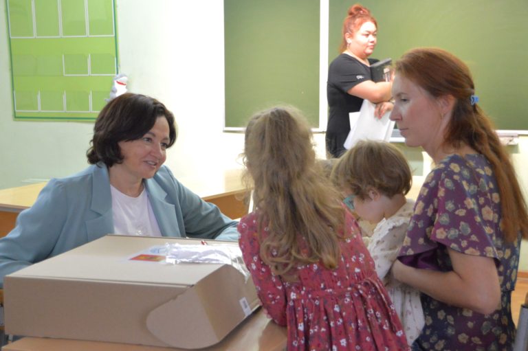 В Твери продолжается выдача школьной формы многодетным