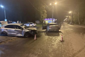 Девушку госпитализировали в реанимацию после столкновения автомобилей в Твери