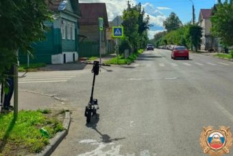 В Твери сбитую самокатом женщину госпитализировали в БСМП