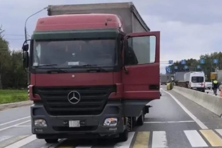 В Тверской области на трассе М-10 два человека пострадали в ДТП с тремя авто