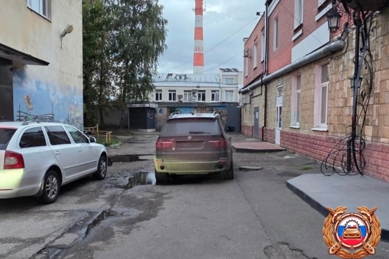 Двигаясь задним ходом, кроссовер сбил женщину в Твери