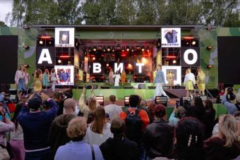 Молодежный тренд на ресейл и мосты между поколениями: Авито организовал модный показ на Международном фестивале молодежи