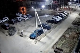 В Тверской области вандал режет покрышки на колесах автомобилей В Тверской области вандал режет покрышки на колесах автомобилей