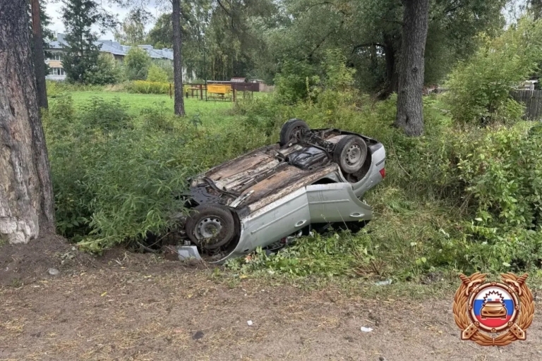 Под Тверью перевернулся автомобиль, есть пострадавший