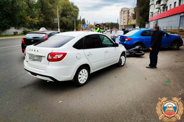 Байкер пострадал в тройном ДТП в Твери