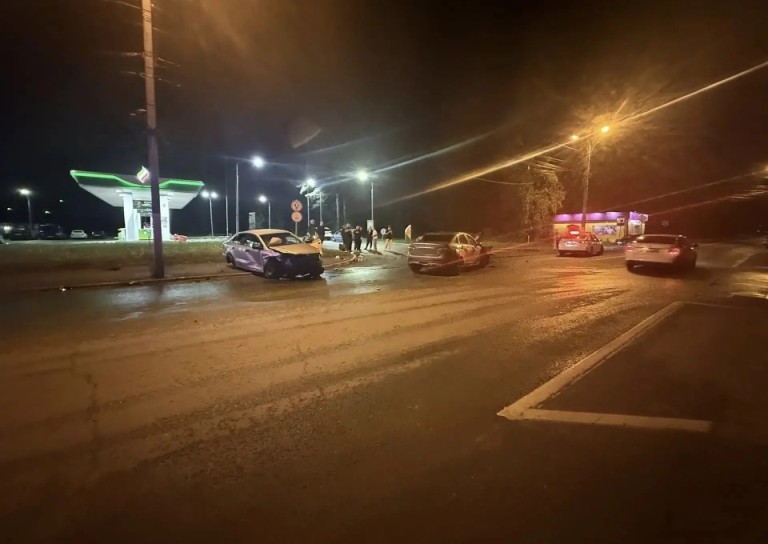 Девушку госпитализировали в реанимацию после столкновения автомобилей в Твери