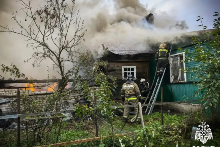 Пожар под Тверью едва не уничтожил жилой дом
