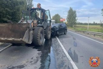 Женщина пострадала в столкновении кроссовера с трактором в Тверской области