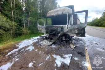 Под Тверью фура вспыхнула на ходу и сгорела Под Тверью фура вспыхнула на ходу и сгорела