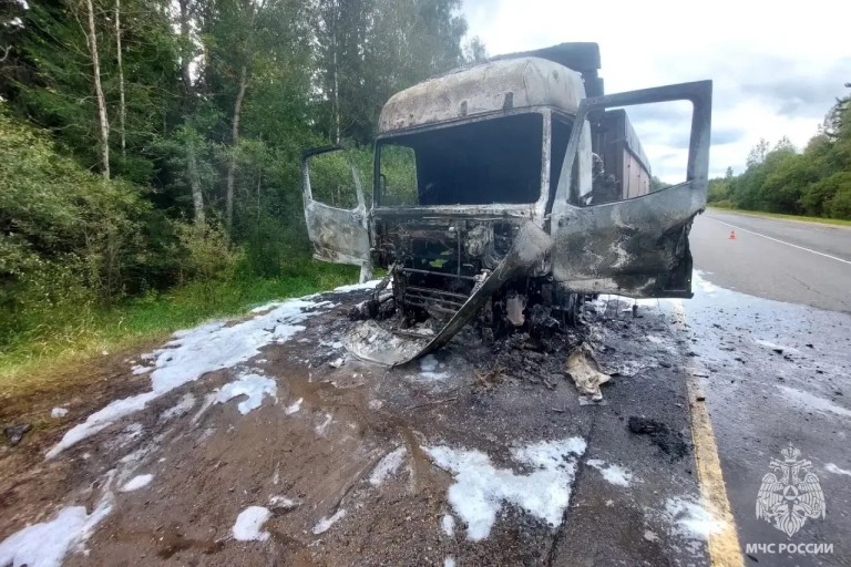 Под Тверью фура вспыхнула на ходу и сгорела