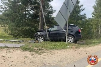В Тверской области пенсионер на внедорожнике протаранил знак и дерево