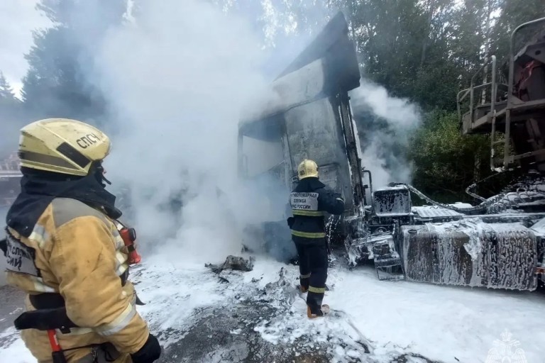 Под Тверью фура вспыхнула на ходу и сгорела