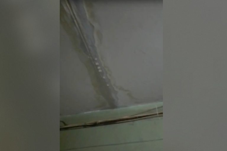 Глава СК России потребовал разобраться с текущей крышей в одном из тверских домов