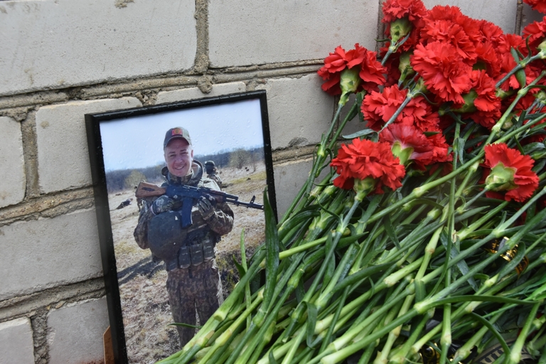В Тверской области увековечили память мобилизованного бойца, погибшего на СВО