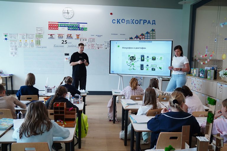 От ИИ-ассистентов до рекомендаций: Авито принял участие в разработке «Урок ИИ» от Сколково
