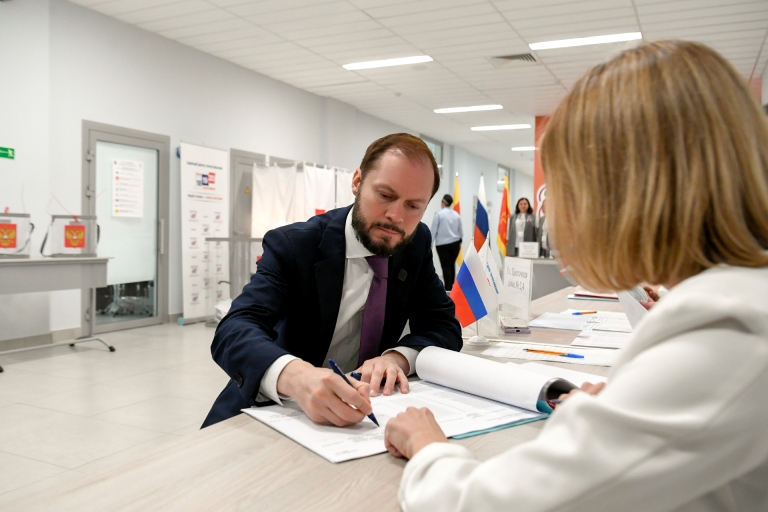 Виталий Королев проголосовал на избирательном участке в городе Твери
