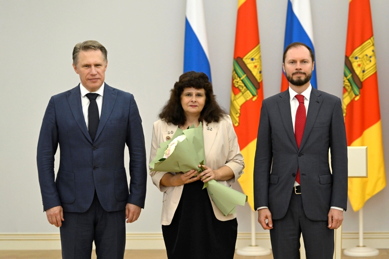 Виталий Королев и Михаил Мурашко наградили лучших медиков Тверской области