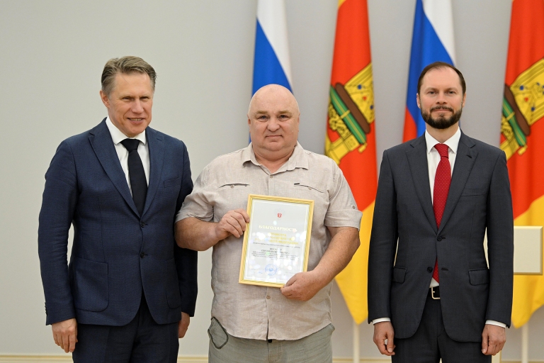 Виталий Королев и Михаил Мурашко наградили лучших медиков Тверской области