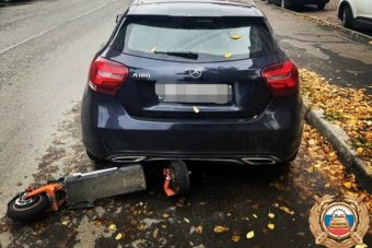 В Твери подросток на мощном самокате влетел в Mercedes В Твери подросток на мощном самокате влетел в Mercedes