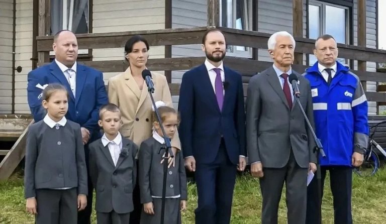 Владимир Путин поздравил семью из Тверской области с подключением газа