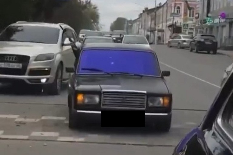 Человек с автоматом из свадебного кортежа задержан в Тверской области