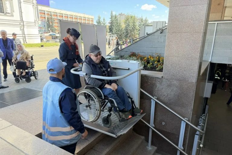 По инициативе Владимира Васильева на вокзале Твери установили подъемник для колясочников