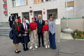 Владимир Васильев поздравил учащихся с Днем знаний в школах Твери Владимир Васильев поздравил учащихся с Днем знаний в школах Твери