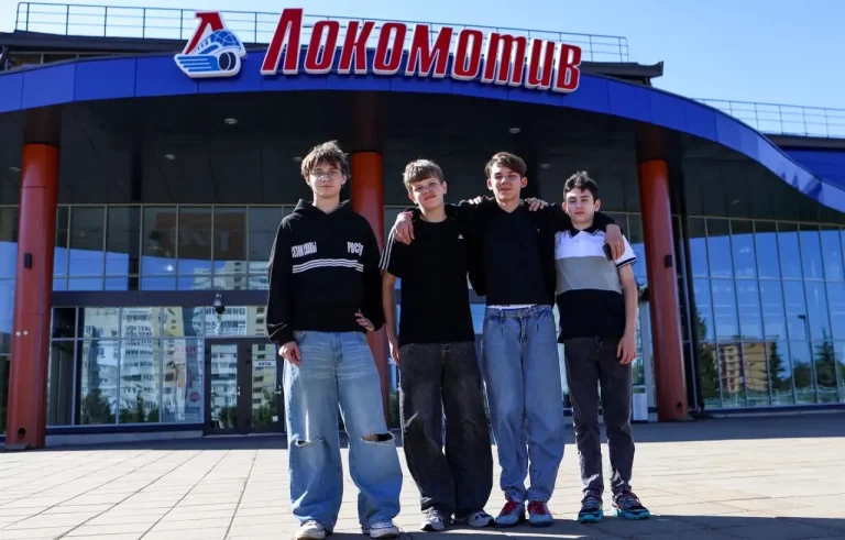 Виталий Королев помог мальчишке из детского дома познакомиться с хоккеистами "Локо"