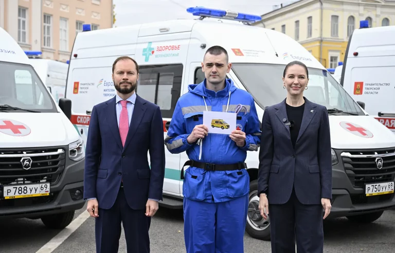 Виталий Королев передал медикам 42 новых автомобиля скорой помощи