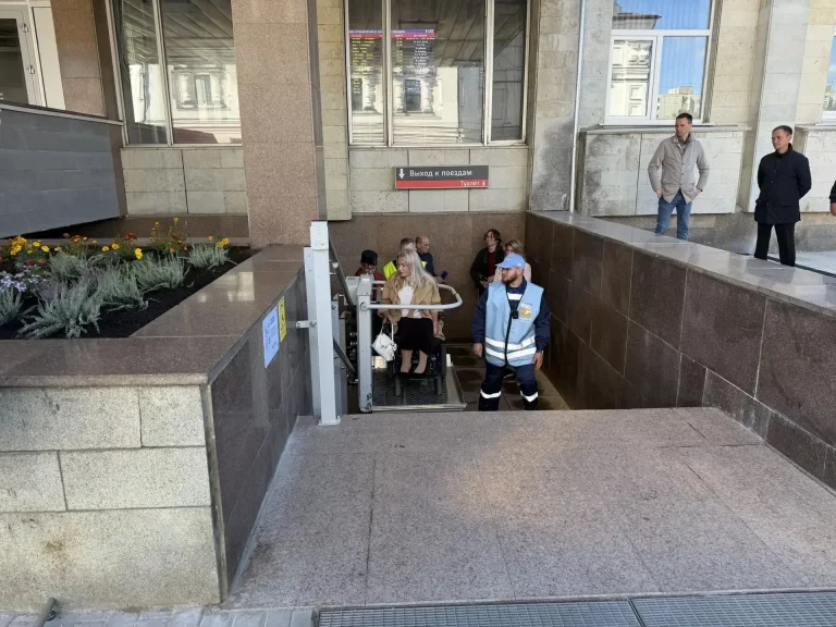 По инициативе Владимира Васильева на вокзале Твери установили подъемник для колясочников