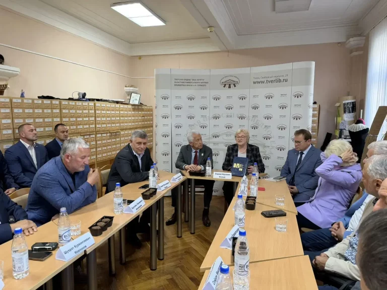 Владимир Васильев помог с оснащением спортшколы и библиотеки в Твери