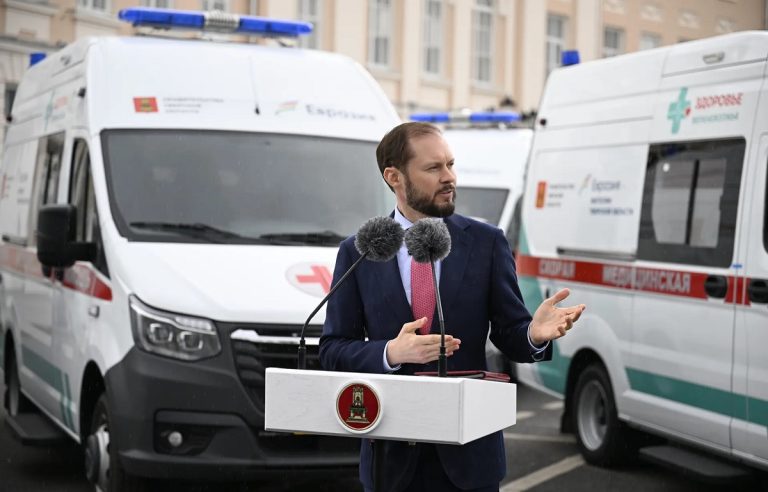Виталий Королев передал медикам 42 новых автомобиля скорой помощи