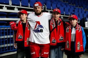 Виталий Королев помог мальчишке из детского дома познакомиться с хоккеистами "Локо"