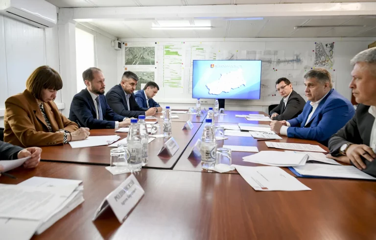 Виталий Королев с руководителем ФДА ознакомились с ходом строительства Западного моста в Твери