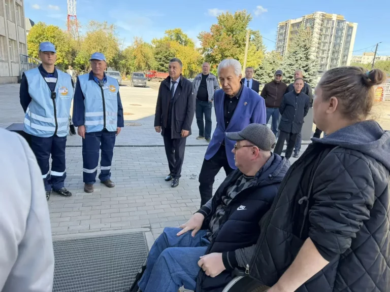 По инициативе Владимира Васильева на вокзале Твери установили подъемник для колясочников