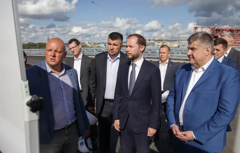 Виталий Королев с руководителем ФДА ознакомились с ходом строительства Западного моста в Твери