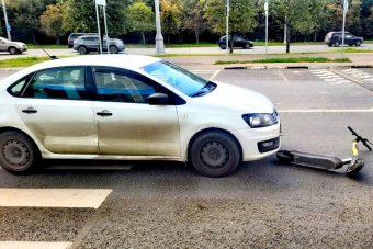 На проспекте Чайковского в Твери водитель Volkswagen Polo сбил самокатчика