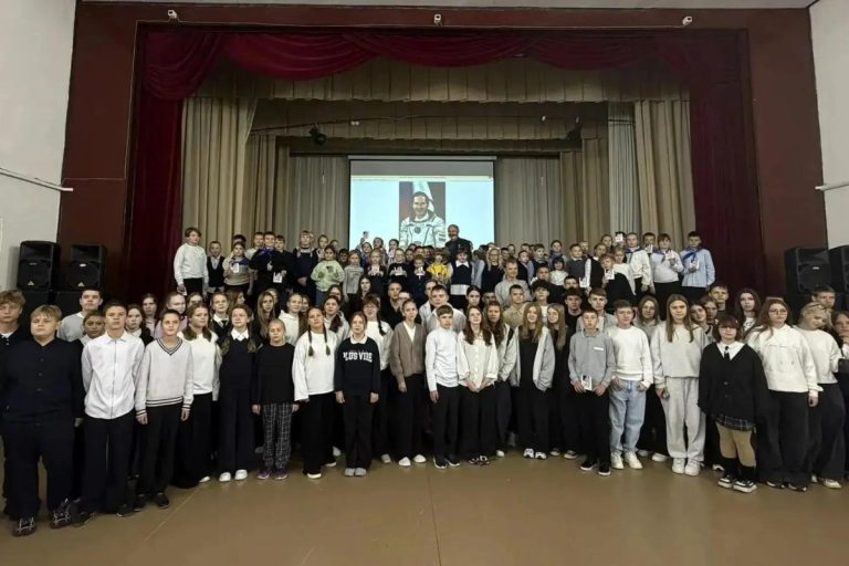 Школьникам в Тверской области провёл урок знаменитый лётчик-космонавт