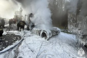 Пожарные спасли груз горящей фуры на М-11 в Тверской области Пожарные спасли груз горящей фуры на М-11 в Тверской области