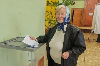 В Тверской области на участки приходят голосовать ветераны ВОВ и СВО В Тверской области на участки приходят голосовать ветераны ВОВ и СВО