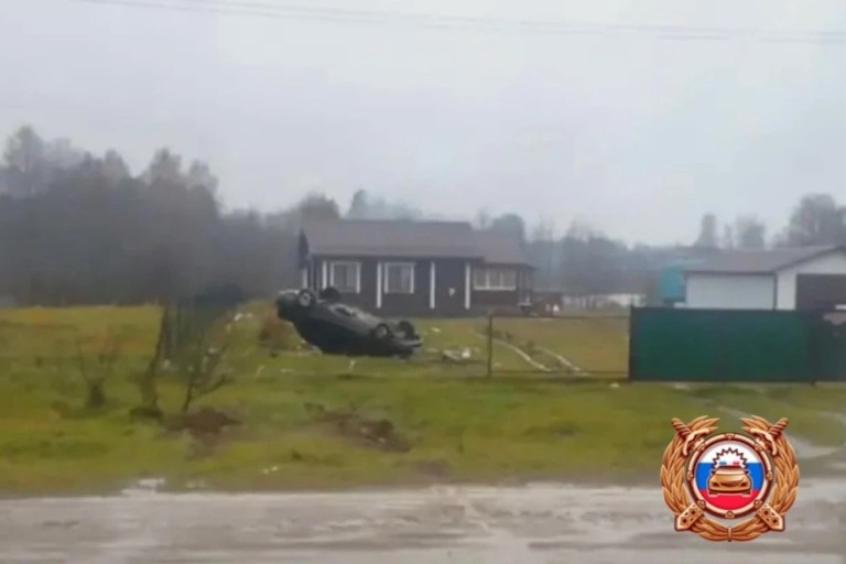 В Тверской области легковушка протаранила забор и перевернулась