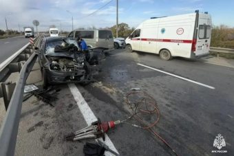 Двое водителей пострадали в столкновении на М-10 в Тверской области