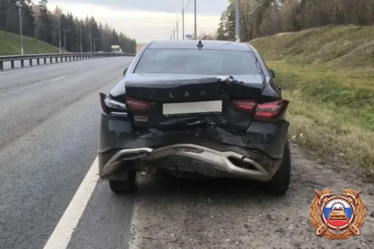 Появились фото с места ДТП с тремя автомобилями на трассе М-10 в Тверской области