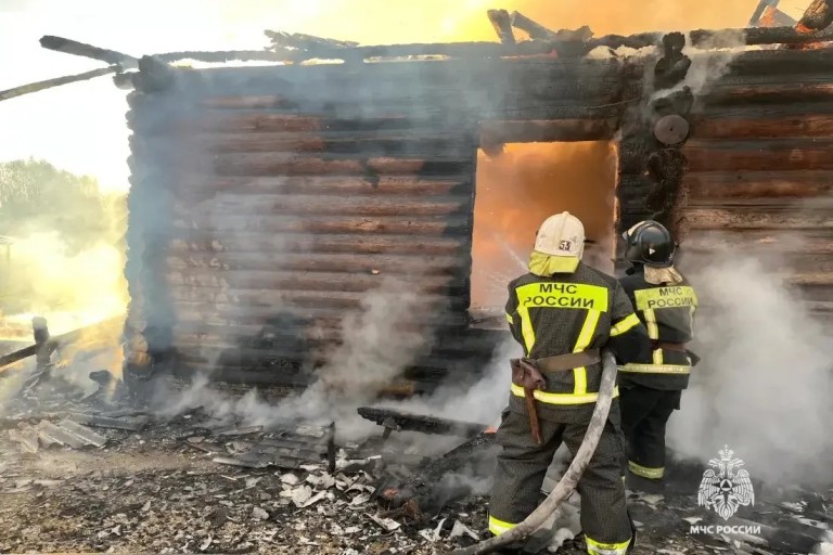В Тверской области средь бела дня сгорел дом