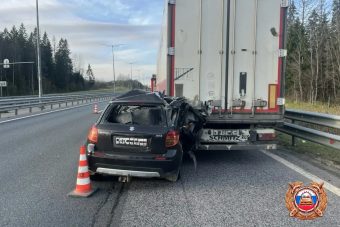 В Тверской области на трассе М-11 легковушка протаранила фуру