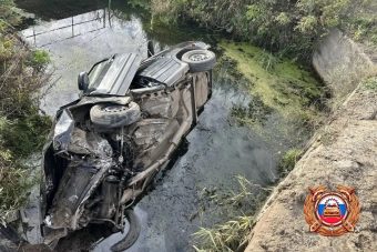 В Тверской области легковушка вылетела в заполненную водой канаву